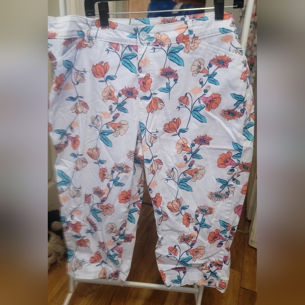 St. Johns Bay Size 18 White Floral Print Pockets Ladies Pedal Pushers Capris - Picture 1 of 16